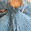Bleu longues robes de bal chérie froissé tulle volants robes de soirée hors épaule à plusieurs niveaux robe de soirée a-ligne ceinture arc
