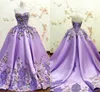 2021 Lavender Quinceaneraドレスボールガウンスウィートシックスタイプの紫色の刺繍ピンク3D花ストラップレスヴィンテージ甘い16ドレスプラス