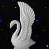 A luxuosa decoração de cisne de plástico branco decoração romana partido em coluna de boas -vindas decoração de decoração de fotos de adereços