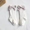 Chaussettes florales vintage pour filles douces à la main Bowknot Design Enfants Chaussettes hautes Chaussettes Tube Tube Chaussettes Enfants Jambières Vêtements 2406 V2