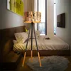 تصميم جديد الإبداعية الدافئة شخصية جولة الخشب العمودي ترايبود الطابق مصباح مع مصدر ضوء الولايات المتحدة المكونات تصميم مصابيح الكلمة الحديثة