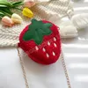 Barn Plush Strawberry Bags 2022 Creative Fruit Shoulder Bag Girls Chain Messenger Bag Baby Plånbok