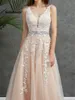 2023 Abiti da sposa Scollo a V Light Champagne Piano Lunghezza Applique Aperto Indietro Una linea Abito da sposa senza schienale Vestido De Noiva Mariage