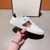 En 2021 En İyi Kalite Şerit Yeni Tasarımcı Ayakkabı ACE Işlemeli Erkek Gerçek Deri Tasarımcı Sneakers Kadın Adam Rahat ACE Ayakkabı