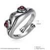 Gomaya 925 Srebrny pierścień Srebrny Pierścień Retro Osobowość Creative Animal Unisex Red Garnet Frog Otwarte Regulowane Pierścienie Fine Jewelry 21075386