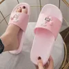 Femmes Intérieur Été Pantoufles Mignon Animal Fretwork Doux Flexible Salle De Bain Antidérapant Douche Diapositives Maison Dames Chaussures Hommes Unisexe Q1125