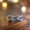 Nouveau produit tout nouveau bijoux uniques Sterling Sier Double couleur bleu saphir blanc Cz éternité femmes mariage croix bande anneau cadeau