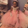 2021 Allık Pembe Quinceanera Elbiseler Gençler Boncuk Rhinestrones Kapalı Kapalı Omuz Balığa Tüller Toddlers Pageant Elbise Communion Party