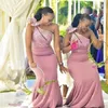 Une demoiselle d'honneur 2022 robes d'épaule arc dentelle applique plus taille longueur de plancher sans manches robe de demoiselle d'honneur pour les robes de mariage de plage