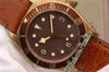 Ontwerper kijkt naar A2824 Bronze Automatic 79250 Mens Watch 43 mm Bruine Dial Brown Leather Strap Edition Puretime NAVO -band C14199C