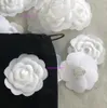 Camelia di colore bianco Parte fai-da-te 8X8CM bastone di fiore di camelia autoadesivo su borsa o carta per imballaggio boutique C