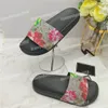 Klassieke Dames Mens Zomer Strand Slippers Sliders Slippers Mannelijke Rubber Vlakke Bloemen Borduurwerk Casual Italië Slippers Schuifregelaars