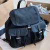 2021 unisex luksusowe czarne plecaki projektanci nylonowej torby szkolne uczniowie Pakiety średniej wielkości z trójkątem słynne torebki duże 255p