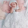 Tjejklänningar Baby Tjej Dop Klänning Outfits Infant White Boutique Lace Chopening Gown With Hat Första Födelsedag För Född Infant1