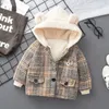 Baby Boy's Inverno Casaco 0-5 Anos Antigos Mais Veludo Acolchoado Jaqueta Outono e Inverno Jaqueta Padded Childy Childs's Xadreza Cape Jaqueta LJ201120