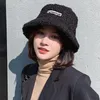 Faux Kürk Kova Şapka Kalınlaşmış Sıcak Kış Kadınlar için Kore Yün Şapkalar Bob Lady Panama Açık Yürüyüş Kadife Balıkçı Şapka