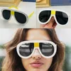 Womens Sunglasses 0678 Mode Trend Persoonlijkheid Unieke Dames Zonnebril Wit Frame Geel Tempel Design Beach vakantie partner UV400 beschermende riembox