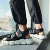Sandali Summer New Platform Soft PU Beach Shoes Sport Pantofole casual leggere comode da uomo in bianco e nero 220302