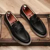 Mocassins pretos de couro genuíno Novo moda masculino Sapatos redondos redondos de dedão artesanal Aumente sapatos casuais para homens