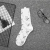 Chaussettes avec lettres pour femmes et filles, blanches et noires, respirantes, longues et courtes, bonneterie à la mode pour cadeau, vente en gros