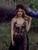 Gothic Black Floral Wedding Suknie Koronkowe Haft Tulle A Linic Vintage Country Sukienka Bridal Sukienka Bez rękawów Sheer Neck Długie Szwagi De Mariée Sexy Illusion Powrót Al9964