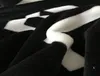 Manta de lana de franela de tiro negro, tamaño 2: 130x150cm, 150x200cm, sin bolsa para polvo, logotipo de estilo C para viaje, hogar, oficina, manta para siesta 202250n