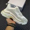 Triple s Men Kvinnor Casual Luxury Skor Plattform Designer Sneakers Cream Yellow Beige Triple Black White Chaussures Ladies Flat Trainers