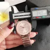 Mäns Luxury Watch Brand Quartz Armbandsur för Kvinnor Tjej Stora Letters Kristallmetall Stålband Klockor Män Present