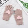 Плюшевые варежки полные перчатки для пальцев женщины вязаные перчатки с любовью сердца имитация кашемировой зимой теплый сенсорный экран подарок