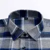 Camisa verificada clássica para homens de algodão puro tecido lixado manga longa camisas casuais Masculino com bolso frontal Outono inverno G0105