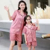 Cool sommar silke pyjama uppsättning för mor och dotter systrar som matchar två bitar outfits kvinna barn fancy natt kläder lj201111