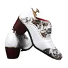 高級スタイルのメンズビジネスプロムの靴スカル印刷ハイヒール6cmスプライシングブローガー結婚式の尖ったつま先の男性フラットローファーズの履物