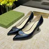 Klassieke High Heel Designer Lwedding Shoes Point Teen Pumps 7,5 cm 100% Cowhide Tassels Metalen Knop Vrouwen Little Bee Dress Shoes groot formaat