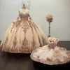 Rosa guld gnistrande balklänning Quinceanera Klänningar Långa ärmar Off the Shoulder Paljetter Applikation Sweet 16 Dress Party Wear