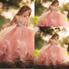Puffy Flower Girl Dresses for Weddings Blush Rosa Lace Appliques Pärlor med Bow Ruffles Tiered Girls Pageant Dresses Kids Communion Gowns