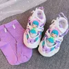 キッズスニーカー夏秋の女の子ファッションカジュアルスポーツランニングトレーナーかわいい漫画通気性のある柔らかい唯一の赤ん坊の靴下靴220115