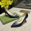 Klasik Yüksek Topuk Tasarımcı Lwedding Ayakkabıları Point Toe Pompalar 7.5cm% 100 Cowhide Pubsels Metal Düğmesi Kadınlar Küçük Arı Elbise Ayakkabı Büyük Boyut