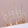 2021 Nowa piękna księżniczka nakrycia głowy Chic Bridal Tiaras Akcesoria Oszałamiające kryształy Perły Ślubne Tiaras i korony 12113