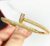 Br￶llopsarmband kvinnor man 18k guld pl￤terad manschett armband full diamant nagel armband k￤rlek smycken f￶r alla hj￤rtans dag g￥va
