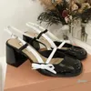 Kvinnors Sandaler Sidor Butterfly Tie Decor Patent Real Läder Sweet Round Toe Sqaure Heels Lolita Style Shoes Luxury Brand 4141