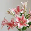 2 ADET Yapay Çiçekler Zambak Gerçek Dokunmatik Hissediyorum Lateks Ev Dekorasyon için Düğün Backdrop Çiçek Duvar Sahte Bitkiler Lilyum