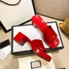 Tofflor sandaler glider kvinnlig sommarmode utanför bär 2022 ny stil net röd platt botten turism strand ett ord läder sandaler mer färg