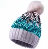 Bonnet en tricot à paillettes tête de mort avec pompon en fausse fourrure