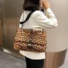 Brun vit designer handväskor stor kapacitet en-axel underarm leopard väska handväskor tygväskor för kvinnor reser