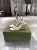 2021 Summer Beach Tacchi alti moda Sandali casual 100% pelle Zeppe Fibbia per cintura Scarpe da donna Lady Pelle bovina in metallo Lettera Scarpe da lavoro Taglia grande 35-40-41-42 us4-us10-us11