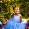 Hellhimmelblaue Spitze-Blumenmädchenkleider für die Hochzeit, applizierte Prinzessin-Kleinkind-Festzug-Kleider, bodenlanges, gerüschtes Tüll-Erstkommunionkleid