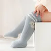 Outono inverno macio algodão bebê meninas meias recém-nascido desenhos animados joelho alto longo infantil menino piso sapatos primavera 20211229 h1