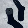 Damen-Baumwollsocken mit flexibler Tasche, schwarz-weiße Dreiecksbuchstaben, atmungsaktive Socken, modische Strumpfwaren, hohe Qualität