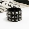 Esagerato Rivetti quadrati a tre file Bracciale da uomo in ferro Pu ABS con catena a maglie in pelle Braccialetto alla moda in pelle bovina imitazione chiodo punk