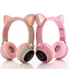 auriculares con orejas de gato y micrófono